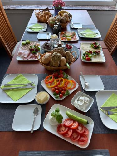 d'une table avec des plaques de nourriture et de légumes dans l'établissement Villa Schaumburg - Boutique Hotel, à Rinteln