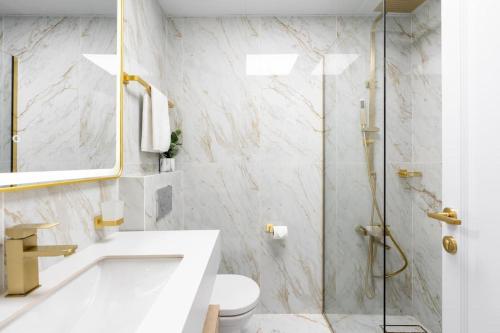 Un baño de White Sage Stunning New Studio in Marina