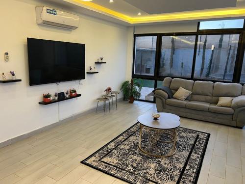 Televisyen dan/atau pusat hiburan di Rosario Farm Home