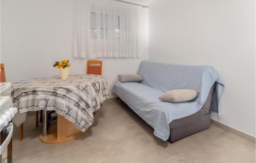 2 Bedroom Cozy Apartment In Crikvenica