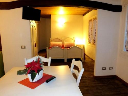 a dining room with a table and a bed at Agriturismo Adriano Pedretti in Badia Polesine