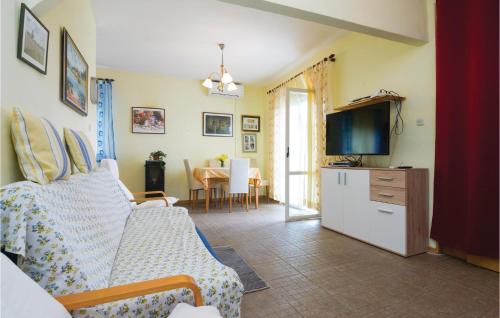 Televízia a/alebo spoločenská miestnosť v ubytovaní Two-Bedroom Apartment In Krusevo