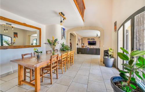 une salle à manger avec une table et des chaises en bois dans l'établissement Beautiful Home In Eyragues, à Eyragues