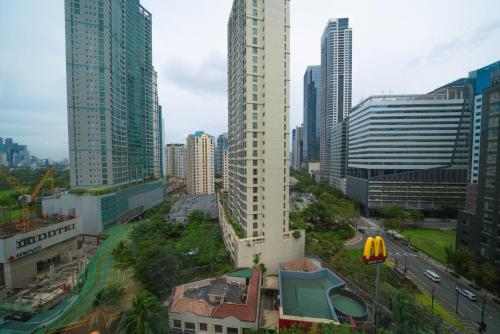 Pemandangan umum bagi Manila atau pemandangan bandar yang diambil dari apartmen