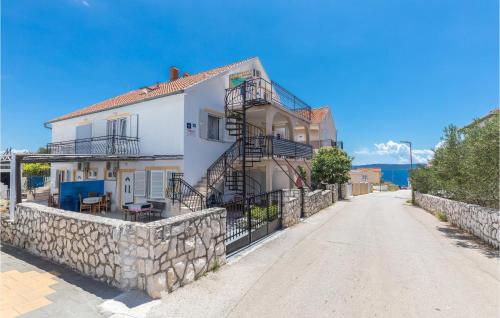 Two-Bedroom Apartment In Okrug Gornji