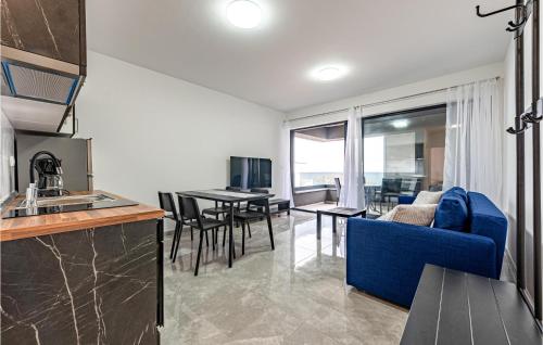 Televízia a/alebo spoločenská miestnosť v ubytovaní 1 Bedroom Amazing Apartment In Vir