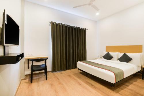 Кровать или кровати в номере Townhouse The Awadh Airport Near Chaudhary Charan Singh International Airport