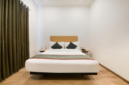 Кровать или кровати в номере Townhouse The Awadh Airport Near Chaudhary Charan Singh International Airport