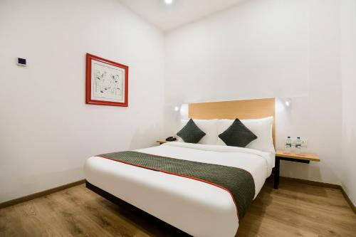 Кровать или кровати в номере Townhouse The Awadh Airport Near Chaudhary Charan Singh International Airport