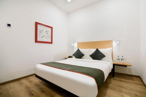Кровать или кровати в номере Townhouse The Awadh Airport Near Chaudhary Charan Singh International Airport