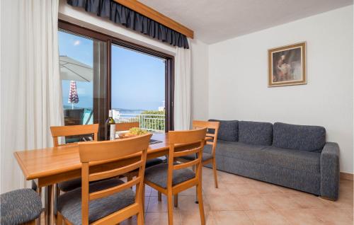 Posezení v ubytování Stunning Apartment In Barbat Na Rabu