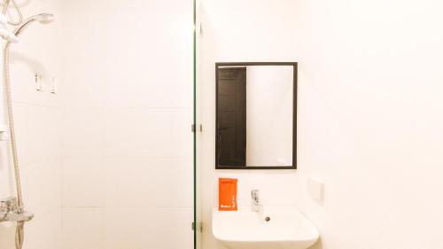 Koupelna v ubytování RedDoorz Plus at MM Hotel Las Pinas former RedDoorz Plus Near Bamboo Organ