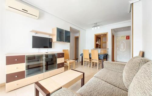 Μια τηλεόραση ή/και κέντρο ψυχαγωγίας στο Gorgeous Apartment In Oropesa Del Mar