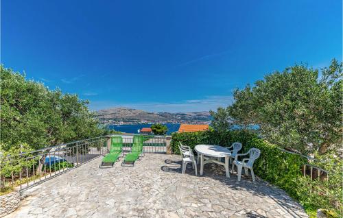 2 Bedroom Nice Apartment In Okrug Donji