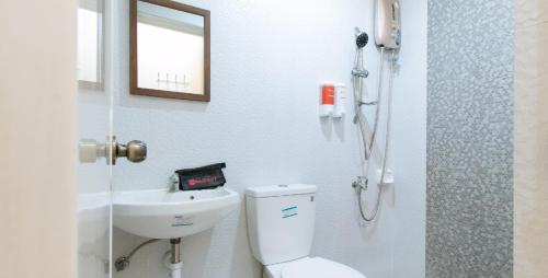 Koupelna v ubytování RedDoorz Plus near Lapasan Plaza Cagayan de Oro