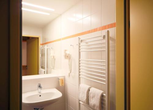 Koupelna v ubytování JUFA Hotel Planneralm