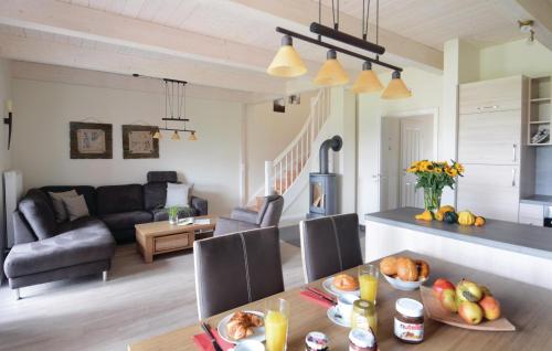 ダゲビュルにあるBeautiful Home In Dagebüll With Saunaの食べ物が置かれたテーブルのあるリビングルーム