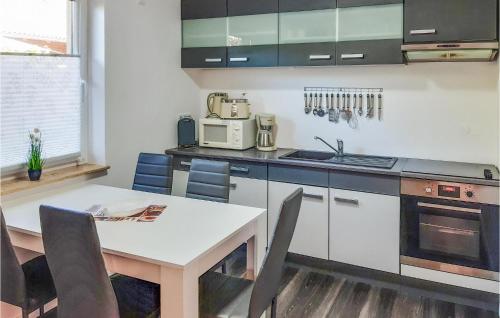 Dapur atau dapur kecil di Pet Friendly Home In Seebad Lubmin