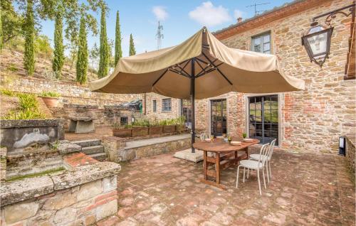 a patio with a table and a large umbrella at Casa Politi in San Giustino Valdarno