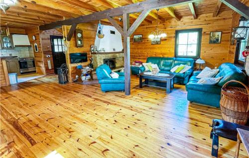 - un salon avec des canapés bleus et une cheminée dans l'établissement 2 Bedroom Beautiful Home In Nowe Warpno, à Nowe Warpno