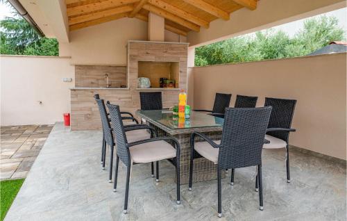 Gorgeous Apartment In Medulin With Wifi