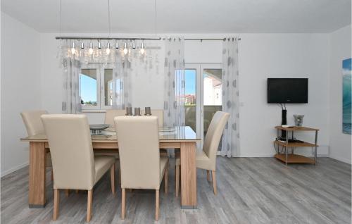 Televízia a/alebo spoločenská miestnosť v ubytovaní Awesome Apartment In Okrug Gornji