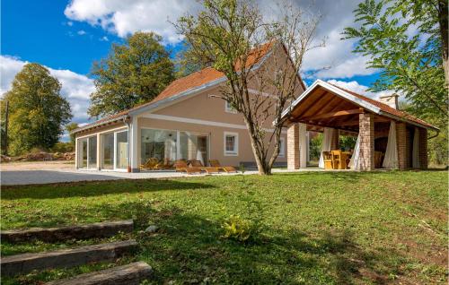 Vonkajšia záhrada v ubytovaní Nice Home In Otocac With Sauna