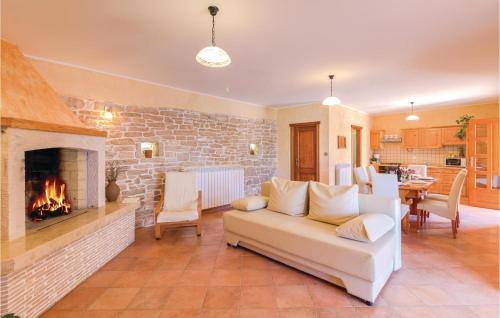 un soggiorno con divano e camino di Three-Bedroom Holiday Home In Pazin a Pazin (Pisino)