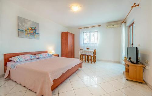 Ένα ή περισσότερα κρεβάτια σε δωμάτιο στο Cozy Apartment In Kustici With Wifi