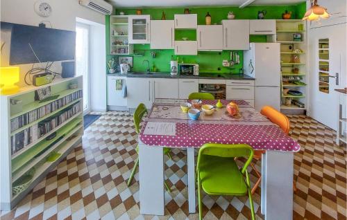 une cuisine avec une table et des chaises dans une pièce dans l'établissement Awesome Apartment In Saint-Étienne, à Saint-Étienne