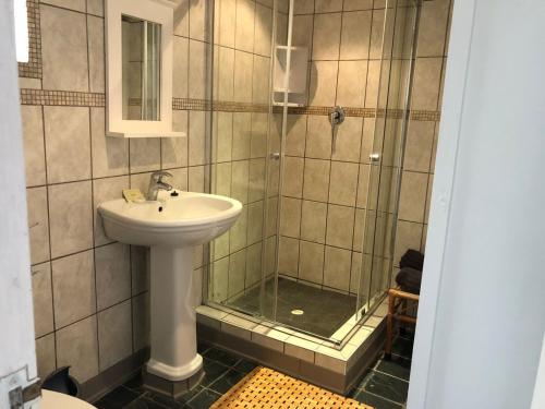 un bagno con lavandino e doccia di Mitford Holiday Flats a Morgan's Bay
