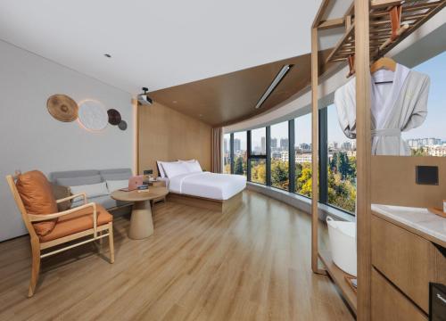 Ένα ή περισσότερα κρεβάτια σε δωμάτιο στο Eeril Hotel Futian Port Exhibition Center