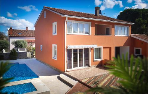 Awesome Home In Valbandon