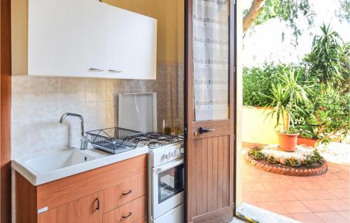 Dapur atau dapur kecil di Cozy Home In Siracusa