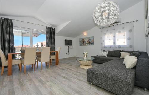 Posedenie v ubytovaní 2 Bedroom Beautiful Apartment In Okrug Gornji