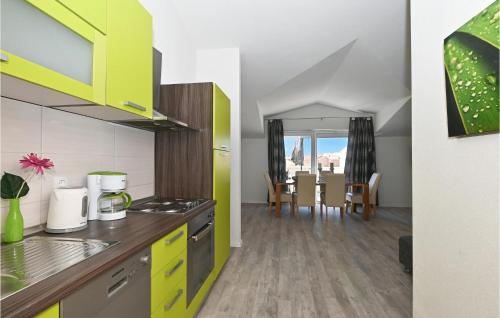 2 Bedroom Gorgeous Apartment In Okrug Gornji