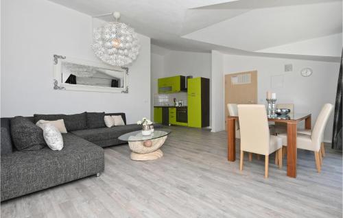 Posedenie v ubytovaní 2 Bedroom Beautiful Apartment In Okrug Gornji
