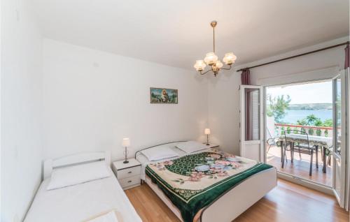 Postel nebo postele na pokoji v ubytování Lovely Apartment In Kustici With Wifi