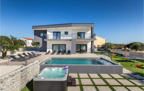 5 Bedroom Amazing Home In Galizana