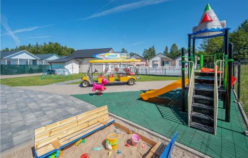 einen Park mit Spielplatz mit Spielgeräten in der Unterkunft 2 Bedroom Nice Home In Bobolin in Bobolin