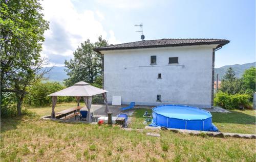 a house with a tent and a tub in a yard at Casa Di Bergotto in Roccaprebalza