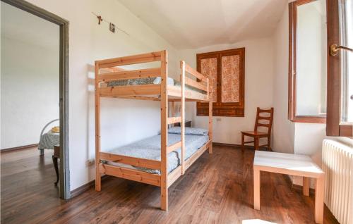 a room with two bunk beds and a table at Casa Di Bergotto in Roccaprebalza