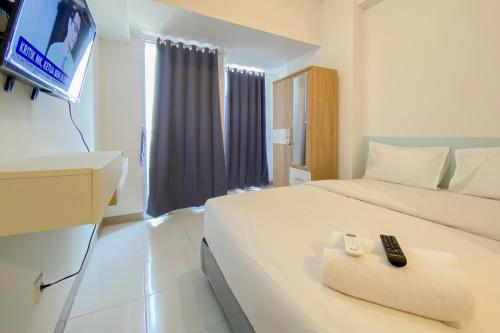 Ένα ή περισσότερα κρεβάτια σε δωμάτιο στο Fully Furnished and Modern Studio at Tokyo Riverside Apartment PIK 2 By Travelio