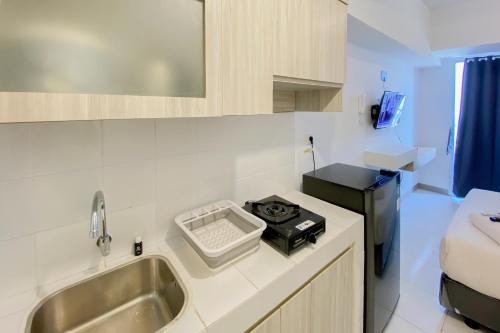 Η κουζίνα ή μικρή κουζίνα στο Fully Furnished and Modern Studio at Tokyo Riverside Apartment PIK 2 By Travelio
