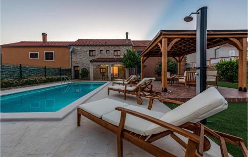 ヴィルにあるLovely Home In Vir With Wifiの裏庭(スイミングプール、家あり)