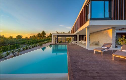 una casa con piscina al lado de una casa en Villa Sunray 1, en Šibenik