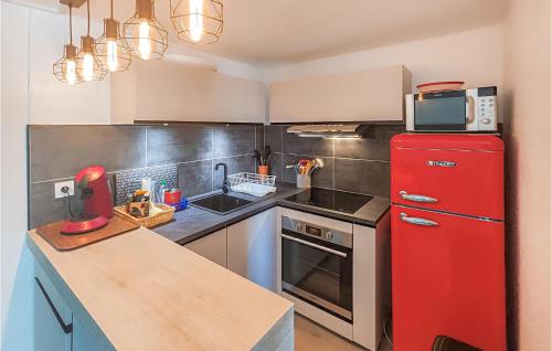 Una cocina o zona de cocina en 3 Bedroom Awesome Apartment In Agde