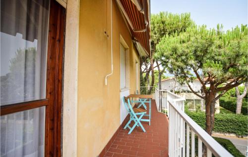 un porche avec une chaise bleue sur un balcon dans l'établissement Cozy Apartment In Lido Di Camaiore, à Lido di Camaiore