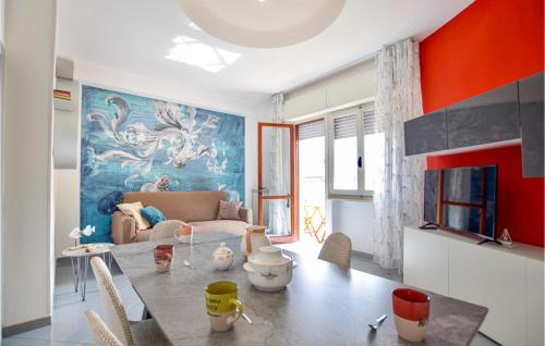 un salon avec une table et un canapé dans l'établissement Cozy Apartment In Lido Di Camaiore, à Lido di Camaiore