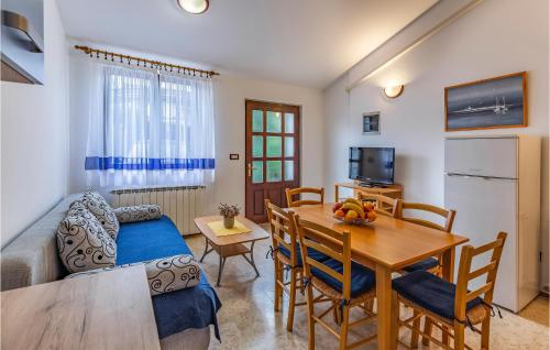 TV a/nebo společenská místnost v ubytování Two-Bedroom Apartment In Medulin